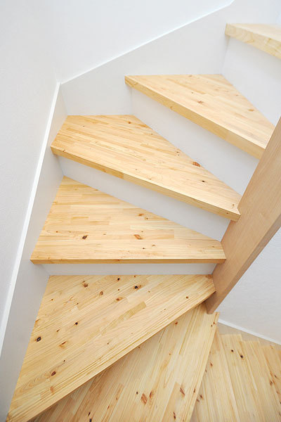 品番:ah-step 阿波 桧 無垢フローリング 階段材 施工画像 （段板 集成材（積層）） 廻り階段