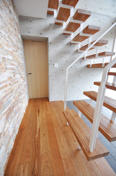 品番:bc-step ブラックチェリー 無垢フローリング 階段材 施工画像（段板 集成材（積層）） 玄関