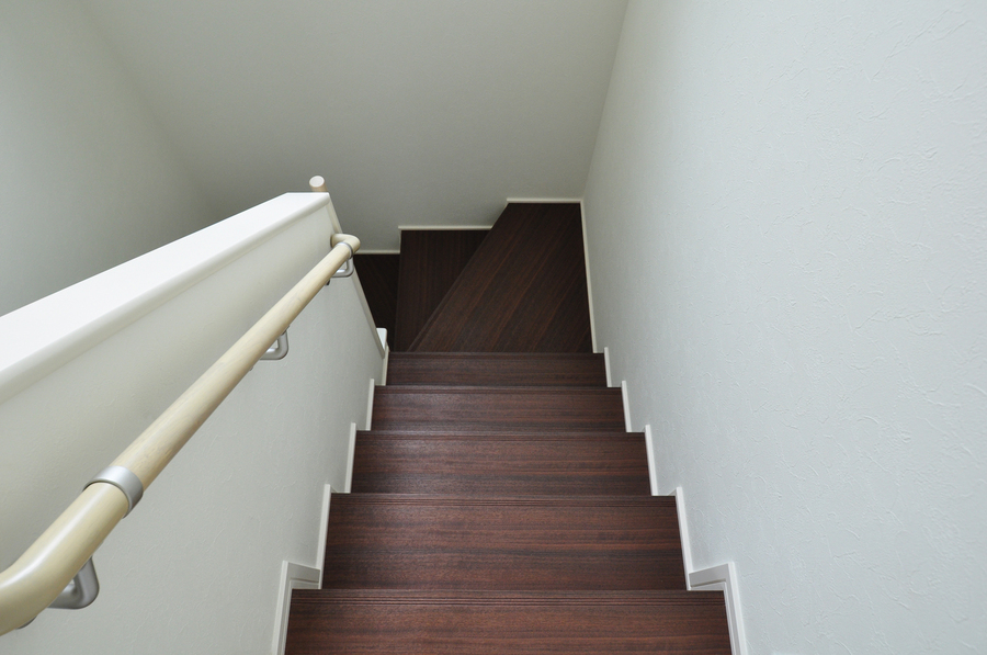 品番:bw-step-100802 ブラック ウォールナット 無垢フローリング 階段材 施工画像 床材品番:BW （段板部材　蹴込板部材　段鼻部材加工 框材 オイル塗装）