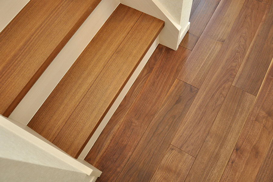 品番:bw-step-141107 ブラック ウォールナット 無垢フローリング 階段材 施工画像 床材品番:BW（練り付け集成材 段板部材のみ・段鼻、蹴込、側板部材は既製品） 框材 オイル塗装 オイル塗装