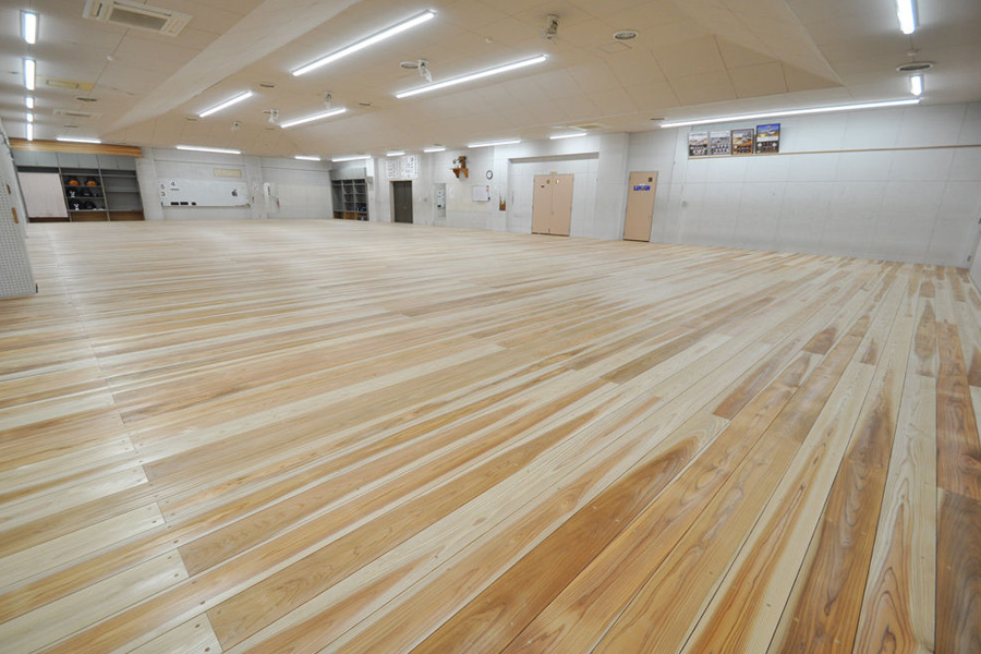 剣道場床 剣道場フローリング 施工画像 針葉樹 杉 無垢木材 無塗装 弾力のある床
