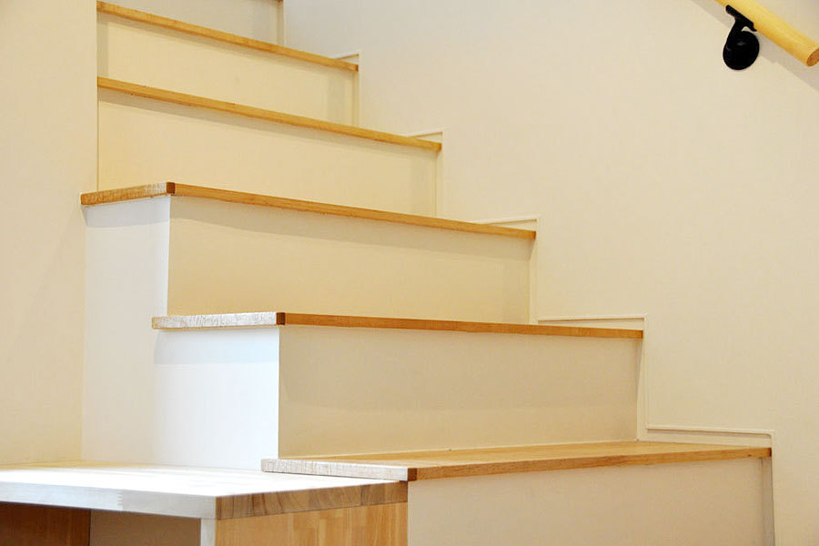 品番:sm-14 シルキー メープル 無垢フローリング 階段材 施工画像 漆喰