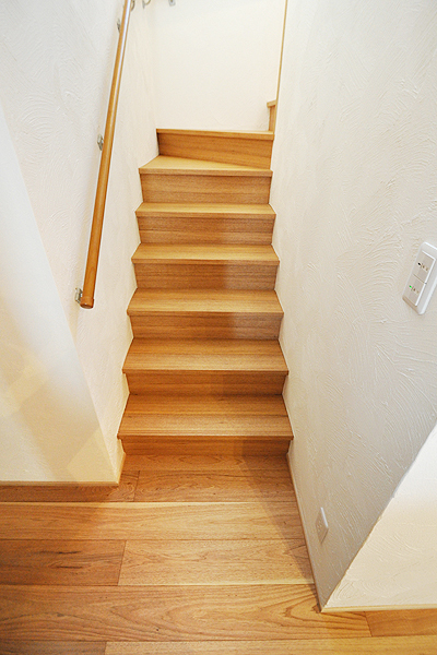 品番:sw-step シベリアン ウォールナット 無垢フローリング 階段材 施工画像 （段板 蹴込板 練付集成材） 廻り階段